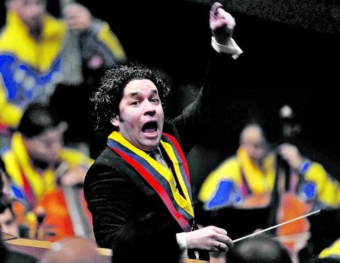 Gustavo Dudamel, con la Sinfónica Simón Bolívar y los colores de la bandera venezolana. :: afp
