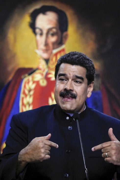 Maduro habla con el retrato de Bolívar como fondo. :: afp