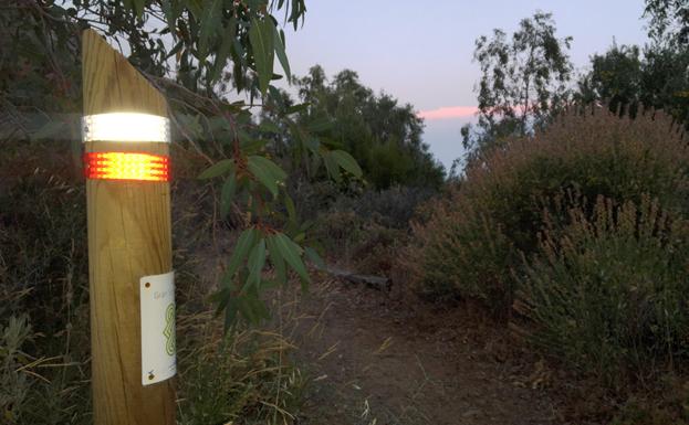 Una de las balizas con aros reflectantes que indican el recorrido.