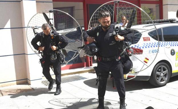 Los dos agentes, con los paramotores a la espalda, ayer, en la Jefatura de la Policía Local.
