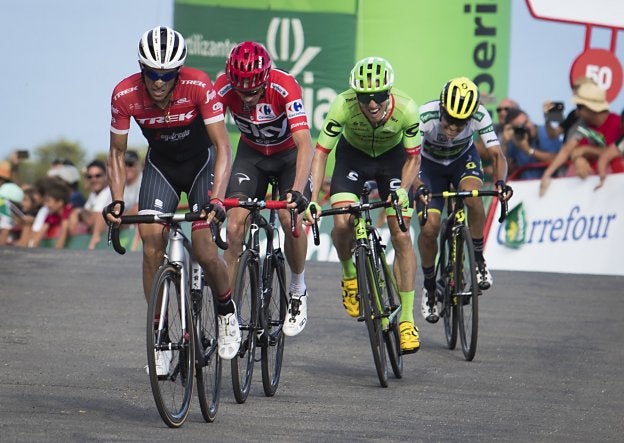 Contador alcanza la meta de la ermita de Santa Lucía por delante de Froome, Woods y Chaves. :: efe