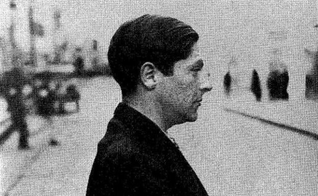 Arthur Koestler, con las manos atadas tras ser detenido en Málaga.