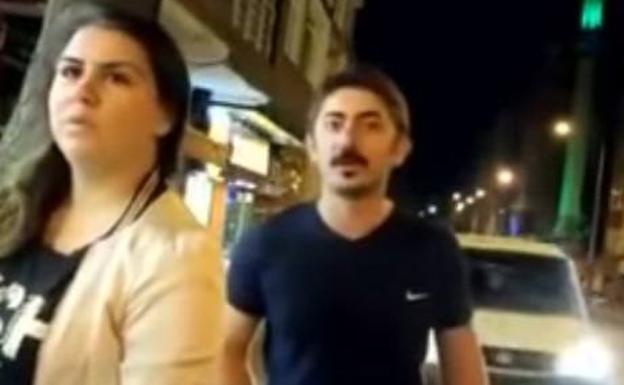 Imagen en la que se ve al coche acercarse a la pareja.