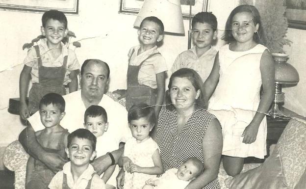 La familia López-Bachiller, con nueve hijos, posa en Torremolinos en las vacaciones de 1965.