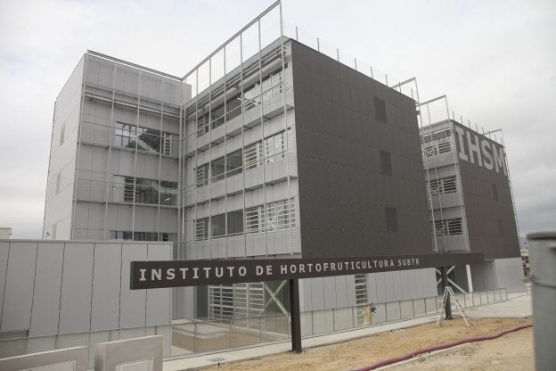 Los operarios ultiman detalles en el nuevo edificio, como es el rótulo, que se colocaba esta pasada semana.