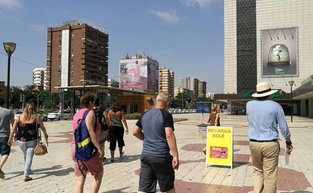 Viandantes transitan por la explanada de la avenida de Andalucía.