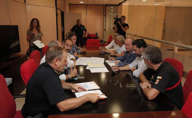 Reunión anoche del Plan de Emergencia Municipal, presidida por el alcalde.