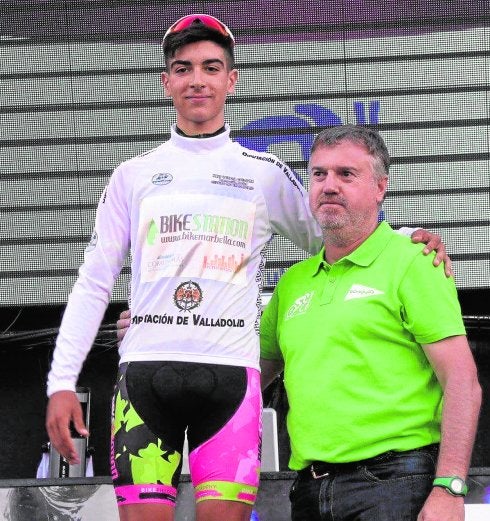 Javier Guerrero, con el 'maillot' blanco recibido en la Vuelta a Valladolid. sur