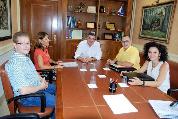 Acto de firma del proyecto ambiental, en el Ayuntamiento.