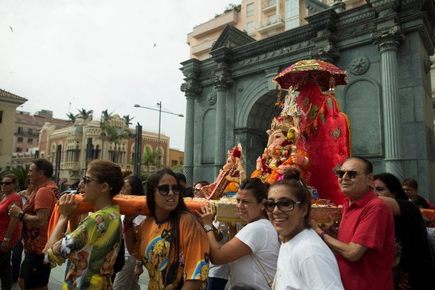 la imagen de Ganesh, ante el santuario de Nuestra Señora de África de Ceuta. :: REUTERS / Jesús Morón