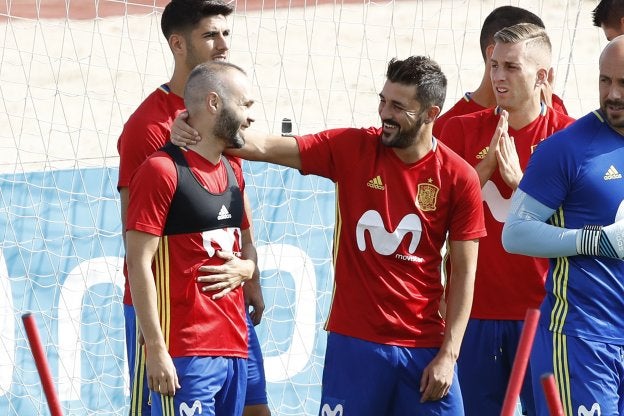 Iniesta y Villa, en el entrenamiento de ayer en Las Rozas. :: efe