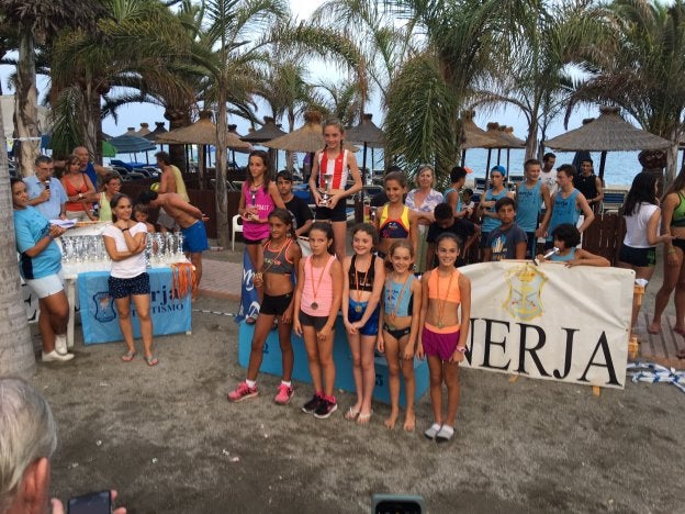 Podio alevín femenino, el pasado viernes en la playa nerjeña. :: e. c.
Rubén Domínguez. :: sur