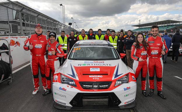 El equipo de Monlau Repsol con el Seat León Cup Racer