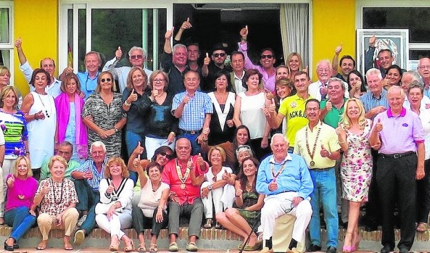 Foto de familia, ayer, en Guadalmina. :: sur