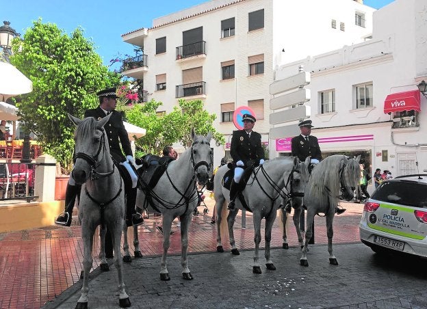 La escolta montada, el pasado sábado en el casco de Marbella. :