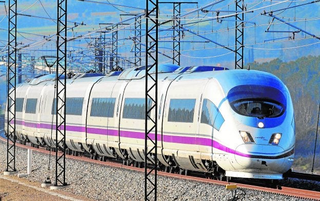 Uno de los trenes AVE entre España y Francia, a su paso por Gerona. :: efe