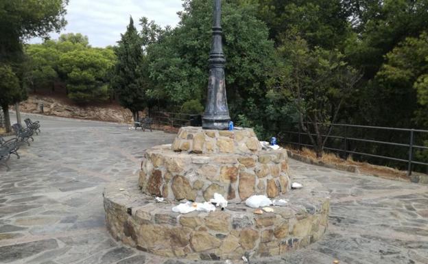 Papeles, bolsas de plástico y latas en el mirador de Gibralfaro el domingo a mediodía.