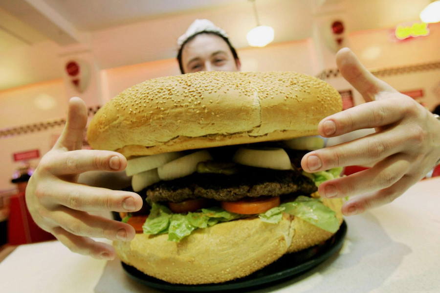 Entre los puestos ofertados figura el de cocinero para un bar-hamburguesería.