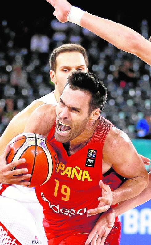 Fernando San Emeterio entra a canasta ante Bogdanovic. :: EFE
