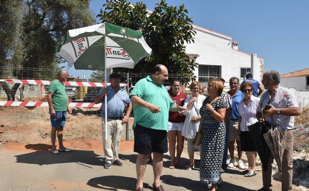 Vecinos concentrados, ayer, junto al abogado Dumet Grayeb.