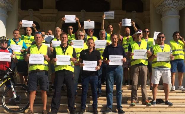 Concentración esta mañana a las puertas del Ayuntamiento en apoyo al sargento.