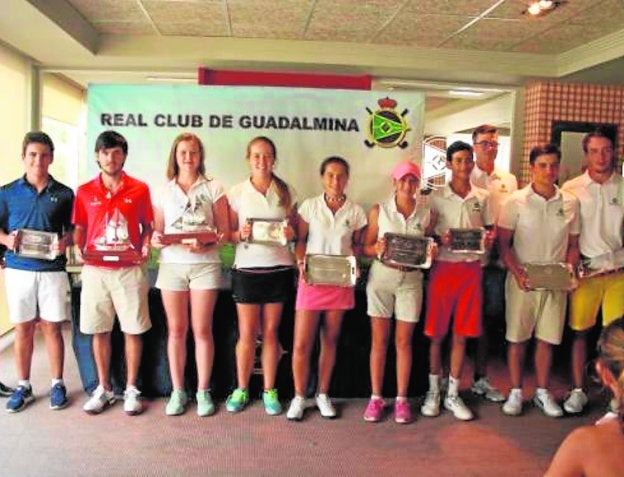 Los ganadores posan en el club. :: sur