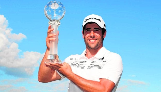 Adrián Otaegui posa con el que supone su primer título de un torneo oficial del Circuito Europeo. :: getty images