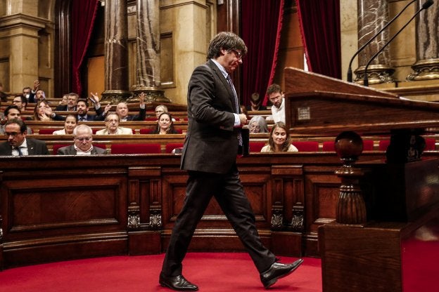 El presidente Puigdemont abandona la Cámara catalana ayer tras el pleno sobre la ley de Transitoriedad. :: pau barrena / afp