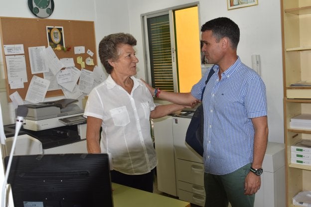 José Bernal, ayer, saluda a una conserje del IES Victoria Kent.