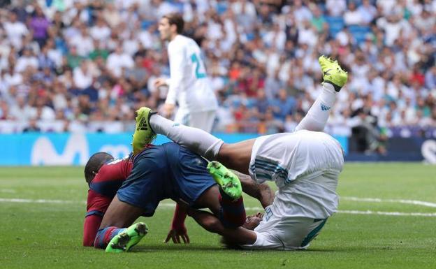 El madridista Marcelo, en el momento de golpear a Lerma.