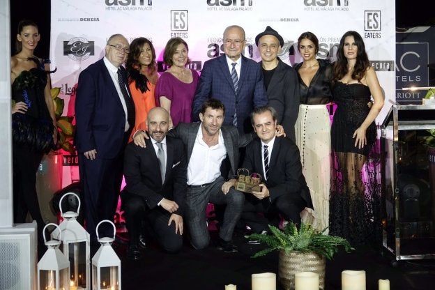 Numerosos famosos, entre ellos Antonio de la Torre y Fiorella Faltoyano, se dieron cita en el homenaje al Festival de Cine de Málaga el jueves en el AC Málaga Palacio, todos en la foto con el alcalde Francisco de la Torre y Juan Antonio Vigar.