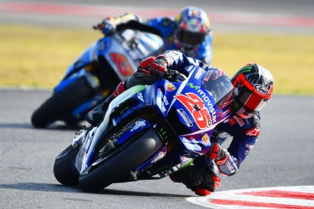 El español Maverick Viñales rueda durante los entrenamientos, en los que logró la 'pole' en MotoGP. :: Marco BERTORELLO. afp