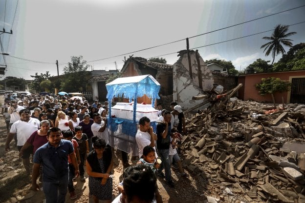 Entierro de una de las víctimas del terremoto en Juchitán. :: reuters