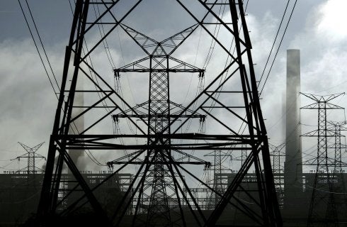 Torres de alta tensión en una central eléctrica. :: REUTERS / T. Wimbornex