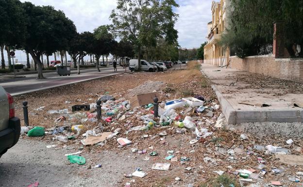 Latas, bolsas de plástico, botellas y escombros junto al Cottolengo, en avenida Antonio Machado.
