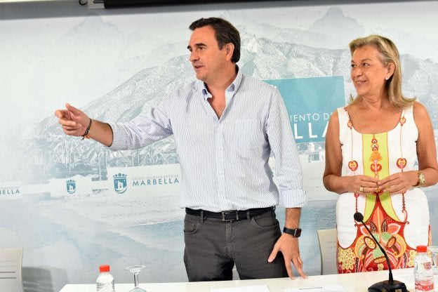 Félix Romero y Kika Caracuel, ayer en el Ayuntamiento.