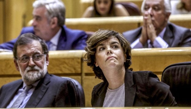 Mariano Rajoy y Soraya Sáenz de Santamaría, ayer, durante la sesión de control al Ejecutivo en el Senado. :: kiko huesca / efe