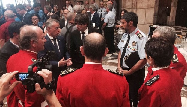 Iñigo Urkullu y Carles Puigdemont, en el funeral por los atentados yihadistas del mes pasado. :: r. c.