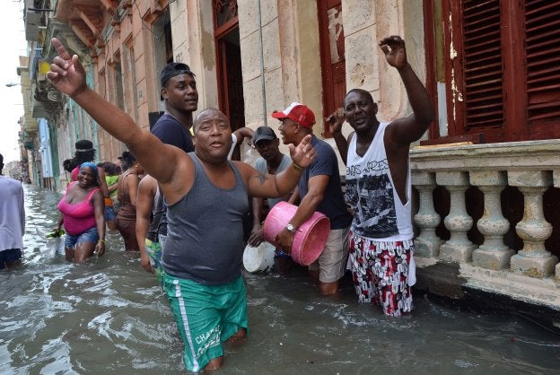 Los vecinos de La Habana celebran el cese de las precipitaciones tras el paso de 'Irma'. :: Rolando Pujol / efe