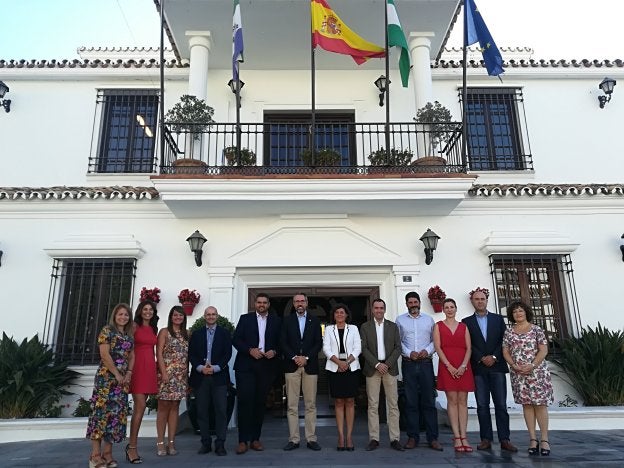 El equipo de gobierno se hizo ayer la misma foto que hace justo un año, tras la firma del pacto.
