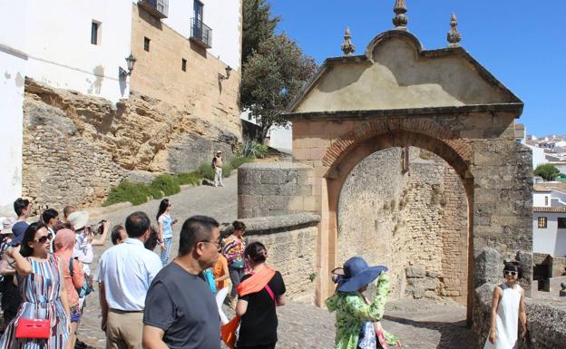 Turistas en el conjunto histórico de Ronda, junto al Arco de Felipe V.