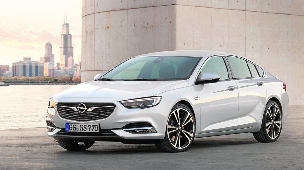 El Insignia Grand Sport ofrece un diseño de coupé de notables dimensiones, muy elegante, estilizado y deportivo. :: opel