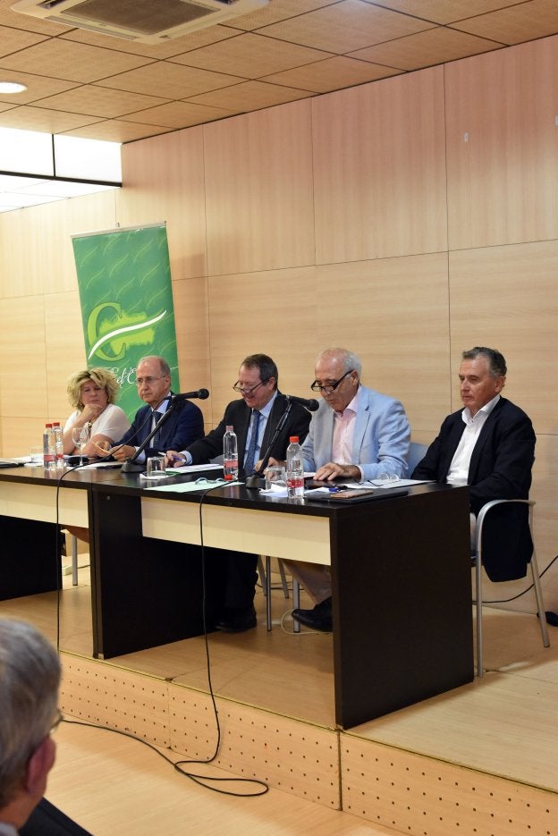 Participantes en la mesa de debate durante la jornada. :: j- lanza