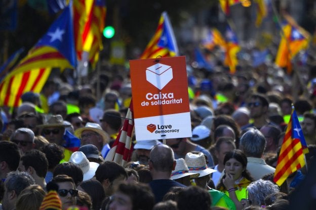 Un grupo de manifestantes durante la celebración de la Diada del 11 de septiembre con mensajes apoyando la presencia de urnas el 1-O. :: efe