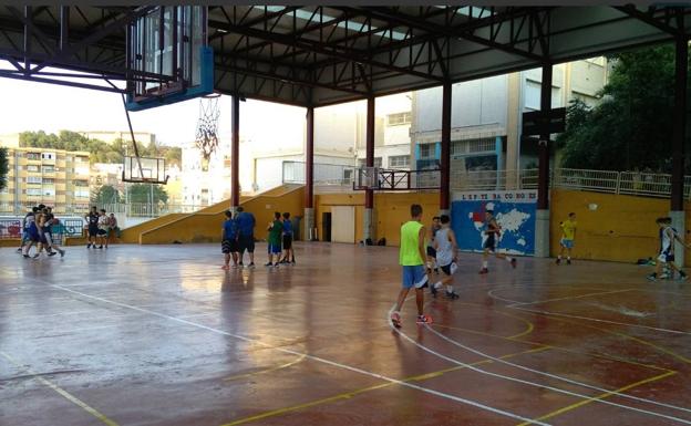 Jóvenes del club Adesa, en las pistas del CEIP Lex Flavia.