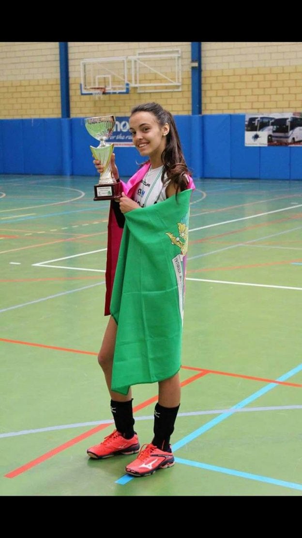 Sofía Racero, con uno de los trofeos Regionales conseguidos esta temporada. ::