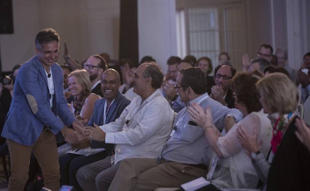 El presidente de la Fundación Eisenhower Fellowships felicita al autor del proyecto ganador