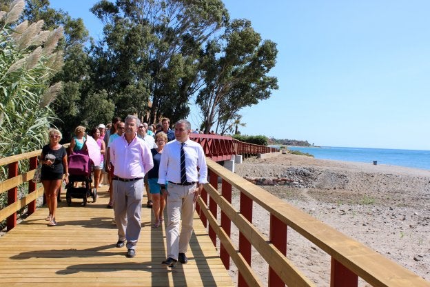 El presidente de la Diputación y el alcalde de Estepona recorrieron el nuevo tramo. /Charo Márquez