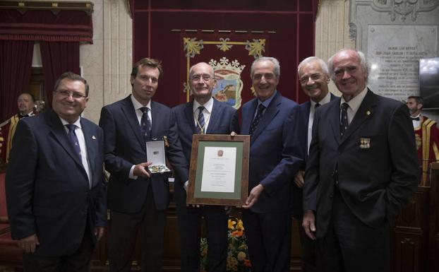 El alcalde, con el actual presidente del club y cuatro expresidentes. /Ñito Salas