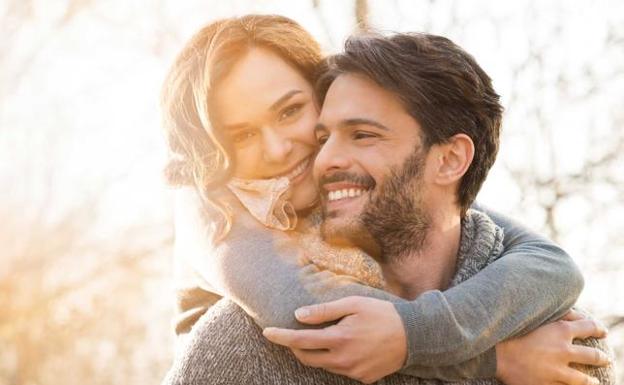 Una pareja feliz./